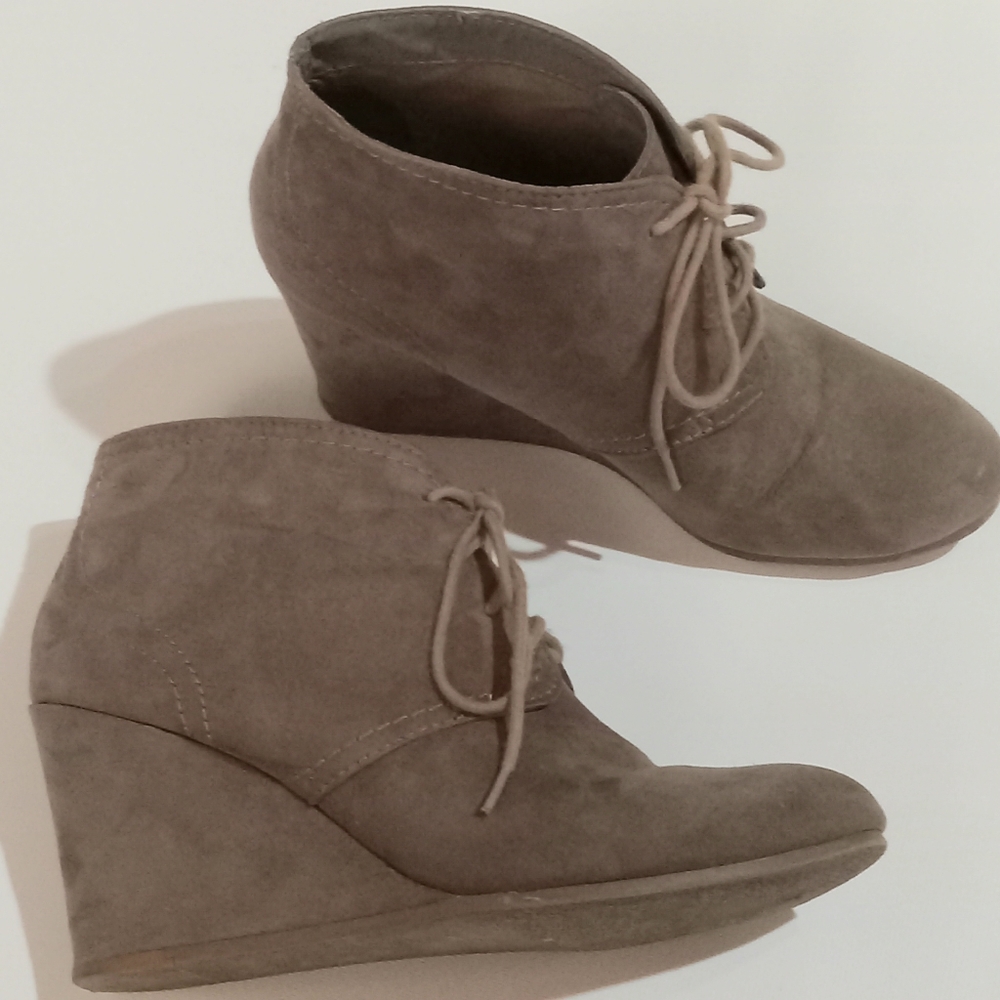 Size 9.5 wedge lace up booties